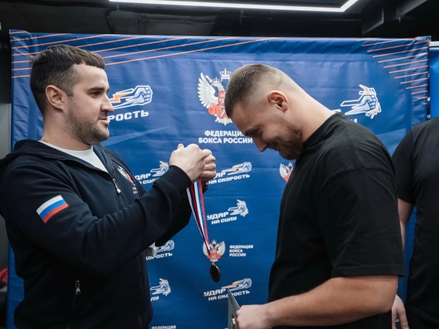 Тимофею Ткаченко вручают медаль за победу в турнире по "Силе удара" 