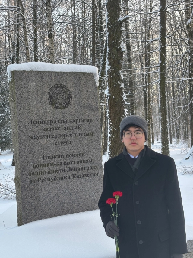Участники слета "Россия – моя история" у мемориального комплекса