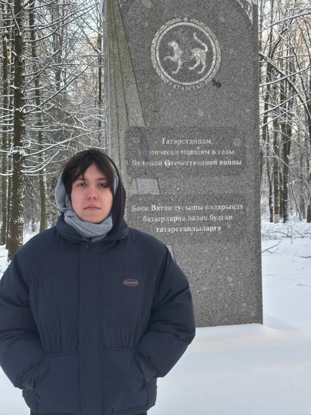 Участники слета "Россия – моя история" у мемориального комплекса