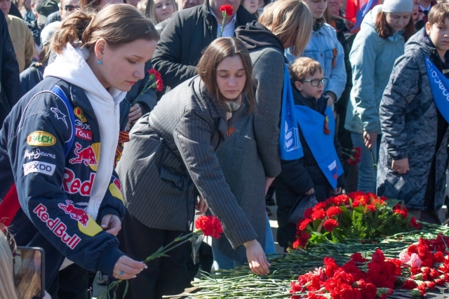 Студенты на церемонии возложения цветов в деревне Зайцево