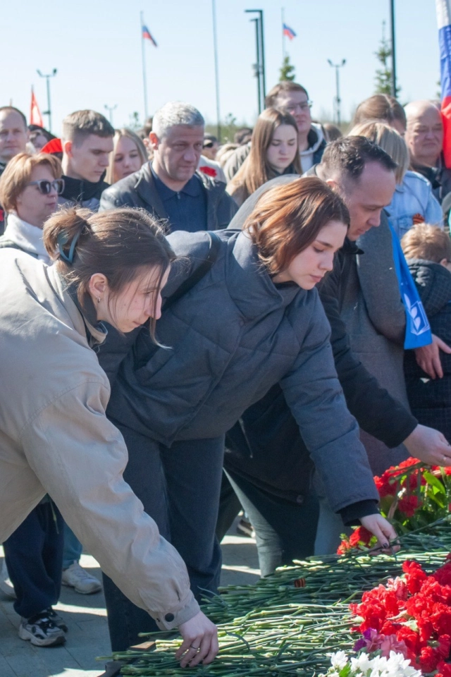 Студенты на церемонии возложения цветов в деревне Зайцево