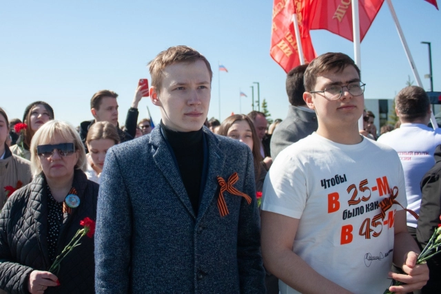 Студенты на церемонии возложения цветов в деревне Зайцево